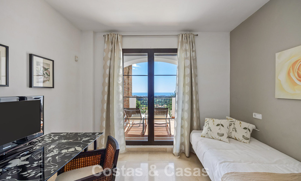 Amplio apartamento de 3 dormitorios listo para entrar a vivir en venta con vistas al golf y al mar en Benahavís, Marbella 781908