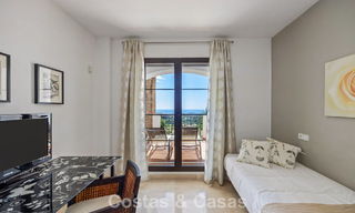 Amplio apartamento de 3 dormitorios listo para entrar a vivir en venta con vistas al golf y al mar en Benahavís, Marbella 781908 