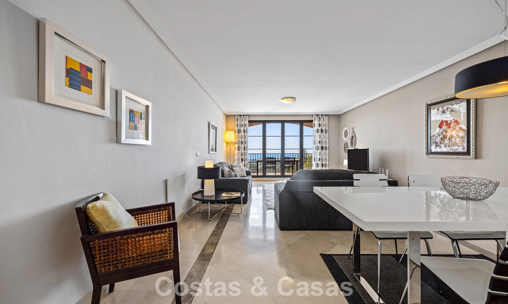 Amplio apartamento de 3 dormitorios listo para entrar a vivir en venta con vistas al golf y al mar en Benahavís, Marbella 781909