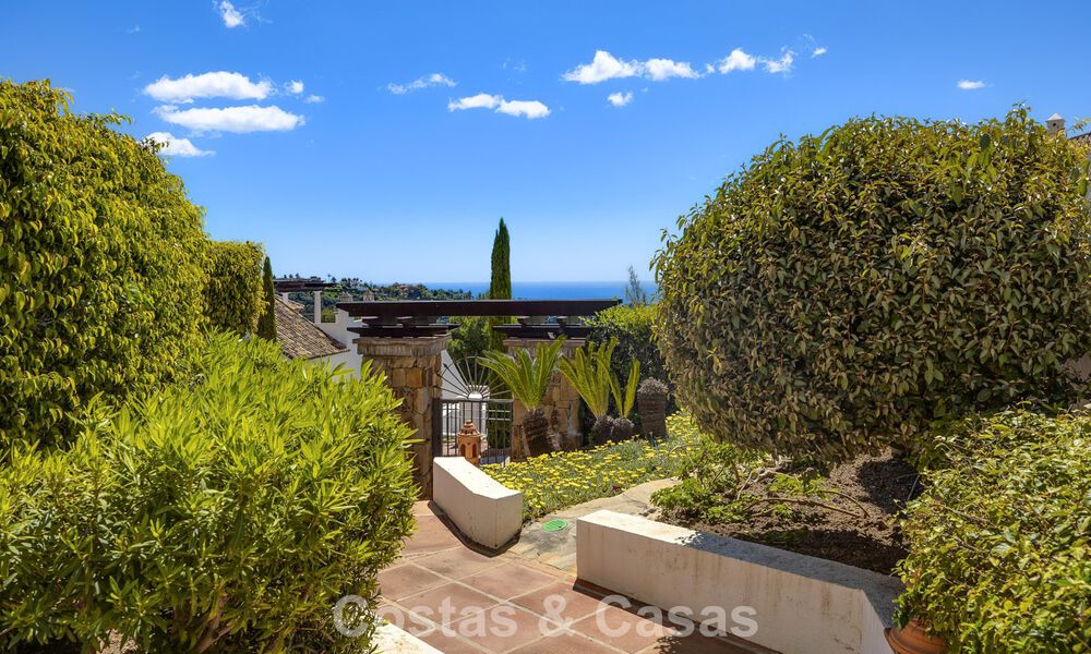 Amplio apartamento de 3 dormitorios listo para entrar a vivir en venta con vistas al golf y al mar en Benahavís, Marbella 781910