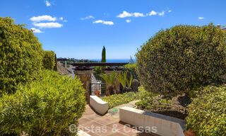 Amplio apartamento de 3 dormitorios listo para entrar a vivir en venta con vistas al golf y al mar en Benahavís, Marbella 781910 