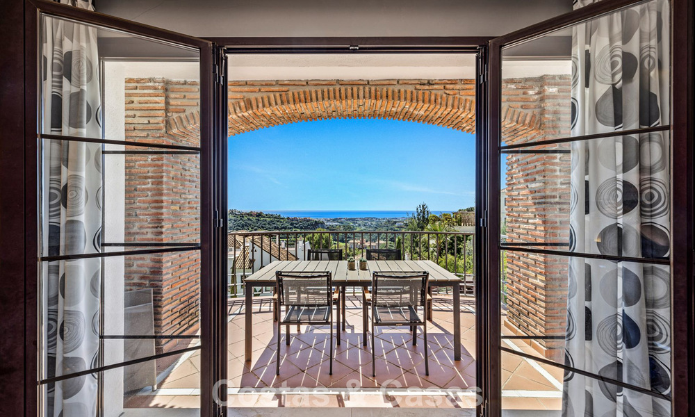 Amplio apartamento de 3 dormitorios listo para entrar a vivir en venta con vistas al golf y al mar en Benahavís, Marbella 781911