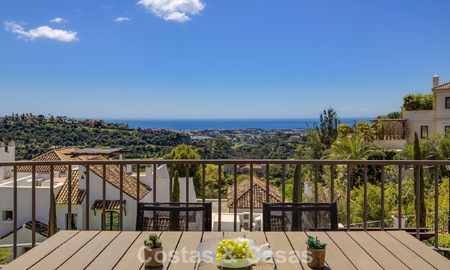 Amplio apartamento de 3 dormitorios listo para entrar a vivir en venta con vistas al golf y al mar en Benahavís, Marbella 781912