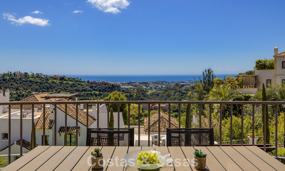 Amplio apartamento de 3 dormitorios listo para entrar a vivir en venta con vistas al golf y al mar en Benahavís, Marbella 781912