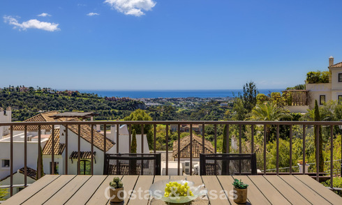 Amplio apartamento de 3 dormitorios listo para entrar a vivir en venta con vistas al golf y al mar en Benahavís, Marbella 781912