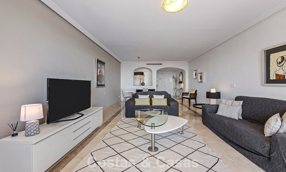 Amplio apartamento de 3 dormitorios listo para entrar a vivir en venta con vistas al golf y al mar en Benahavís, Marbella 781913
