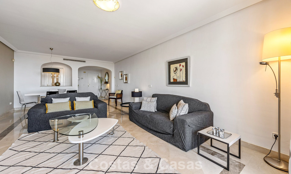 Amplio apartamento de 3 dormitorios listo para entrar a vivir en venta con vistas al golf y al mar en Benahavís, Marbella 781914