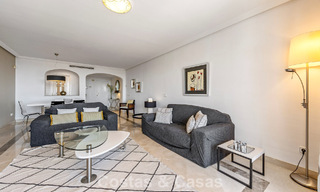Amplio apartamento de 3 dormitorios listo para entrar a vivir en venta con vistas al golf y al mar en Benahavís, Marbella 781914 