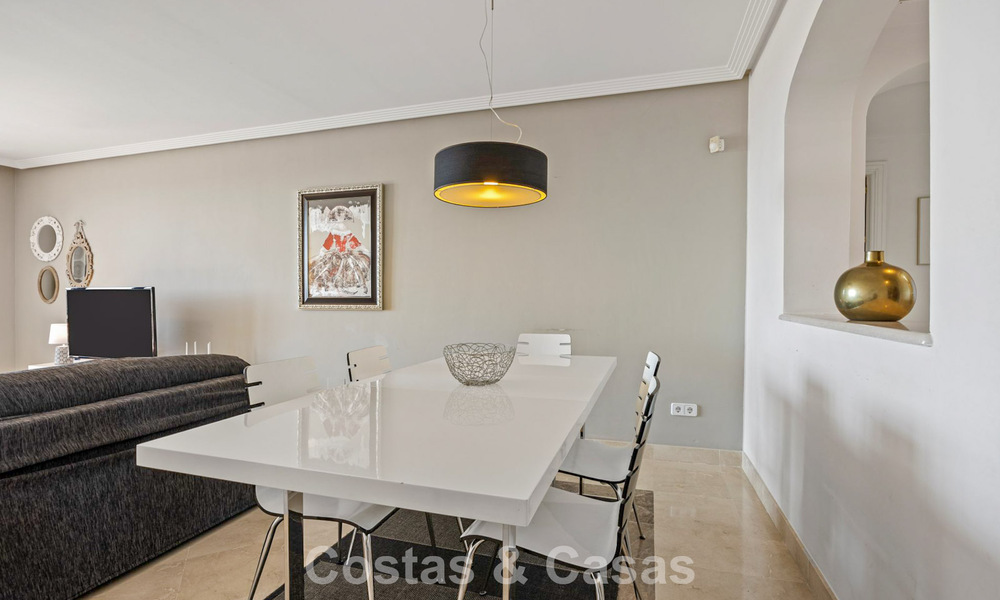 Amplio apartamento de 3 dormitorios listo para entrar a vivir en venta con vistas al golf y al mar en Benahavís, Marbella 781915