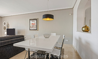 Amplio apartamento de 3 dormitorios listo para entrar a vivir en venta con vistas al golf y al mar en Benahavís, Marbella 781915 
