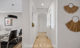 Amplio apartamento de 3 dormitorios listo para entrar a vivir en venta con vistas al golf y al mar en Benahavís, Marbella 781916 
