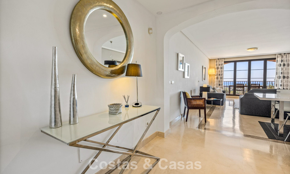 Amplio apartamento de 3 dormitorios listo para entrar a vivir en venta con vistas al golf y al mar en Benahavís, Marbella 781917