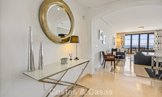 Amplio apartamento de 3 dormitorios listo para entrar a vivir en venta con vistas al golf y al mar en Benahavís, Marbella 781917 