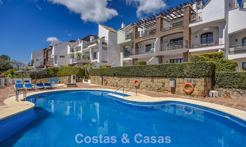 Amplio apartamento de 3 dormitorios listo para entrar a vivir en venta con vistas al golf y al mar en Benahavís, Marbella 781918