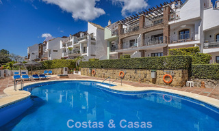 Amplio apartamento de 3 dormitorios listo para entrar a vivir en venta con vistas al golf y al mar en Benahavís, Marbella 781918 