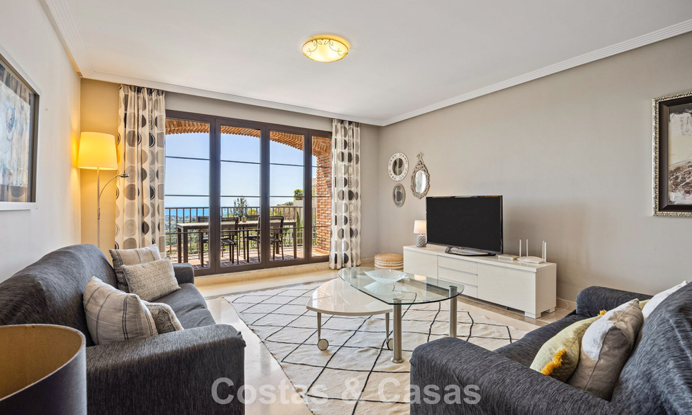 Amplio apartamento de 3 dormitorios listo para entrar a vivir en venta con vistas al golf y al mar en Benahavís, Marbella 781920