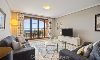 Amplio apartamento de 3 dormitorios listo para entrar a vivir en venta con vistas al golf y al mar en Benahavís, Marbella 781920 