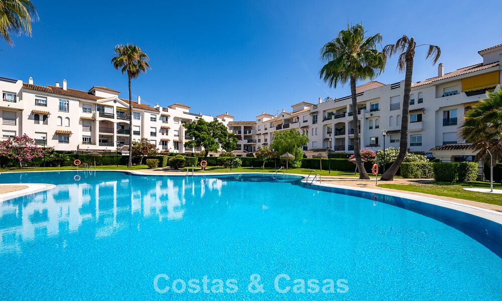 Amplio apartamento de 3 dormitorios en venta, a un paso de la playa y del centro de San Pedro, Marbella 781935
