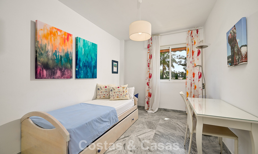 Amplio apartamento de 3 dormitorios en venta, a un paso de la playa y del centro de San Pedro, Marbella 781937