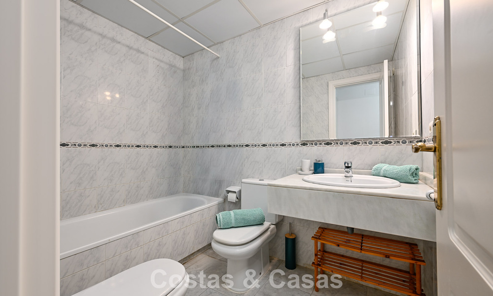 Amplio apartamento de 3 dormitorios en venta, a un paso de la playa y del centro de San Pedro, Marbella 781941