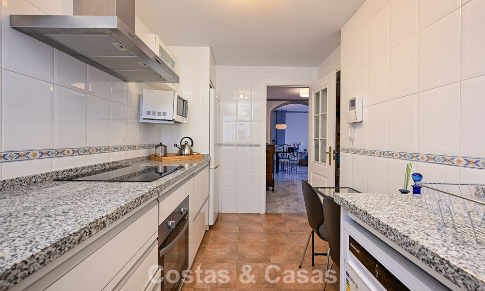 Amplio apartamento de 3 dormitorios en venta, a un paso de la playa y del centro de San Pedro, Marbella 781943