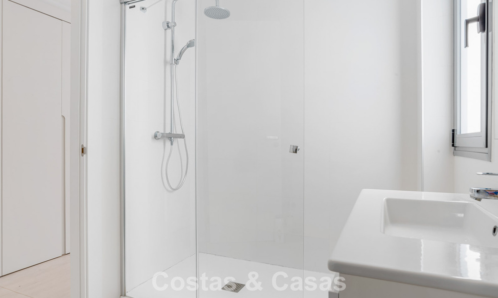 Apartamento contemporáneo listo para entrar a vivir en venta en la Nueva Milla de Oro, entre Marbella y Estepona 781950