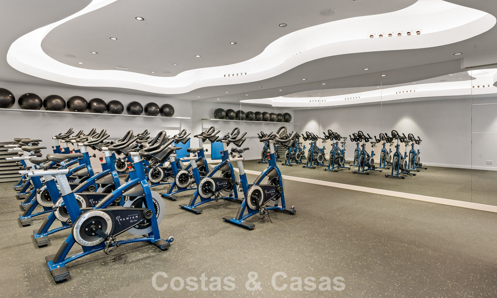 Apartamento contemporáneo listo para entrar a vivir en venta en la Nueva Milla de Oro, entre Marbella y Estepona 781954