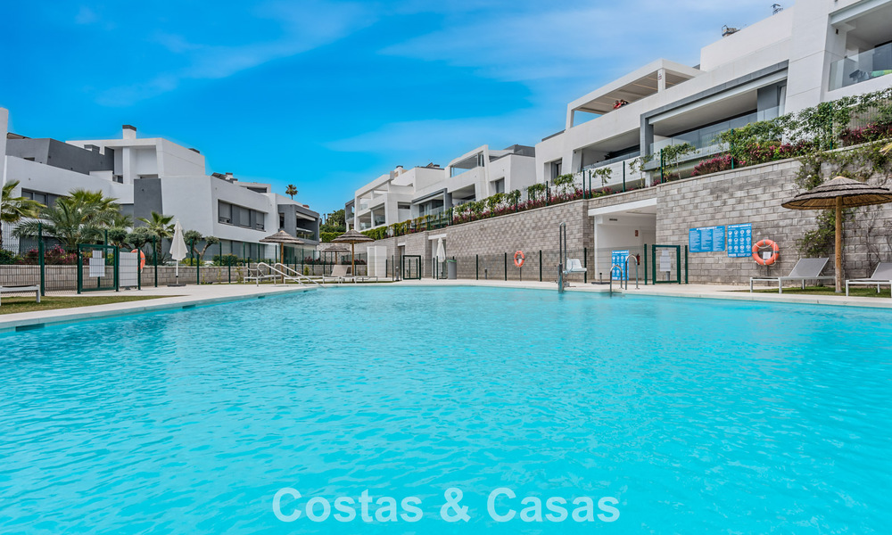Apartamento contemporáneo listo para entrar a vivir en venta en la Nueva Milla de Oro, entre Marbella y Estepona 781957