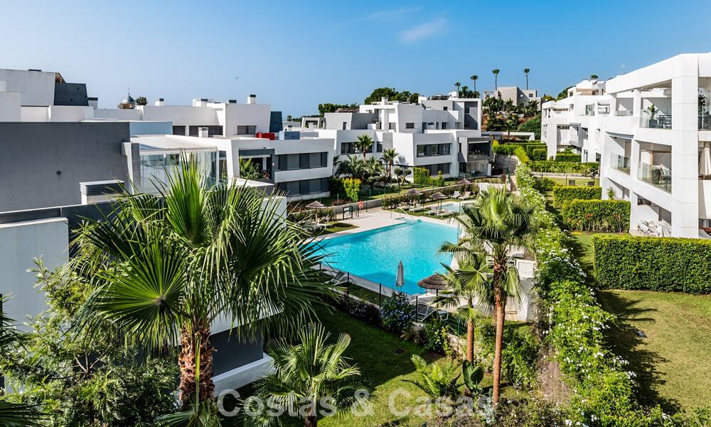 Apartamento contemporáneo listo para entrar a vivir en venta en la Nueva Milla de Oro, entre Marbella y Estepona 781958