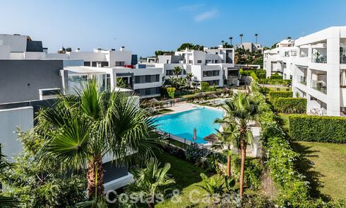 Apartamento contemporáneo listo para entrar a vivir en venta en la Nueva Milla de Oro, entre Marbella y Estepona 781958
