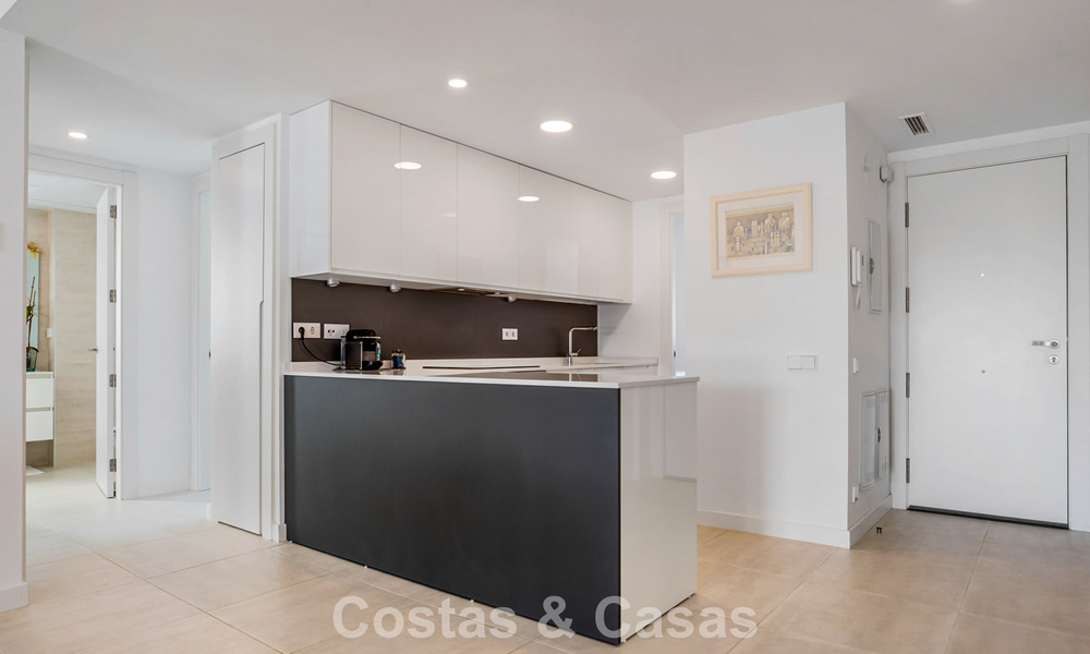 Apartamento contemporáneo listo para entrar a vivir en venta en la Nueva Milla de Oro, entre Marbella y Estepona 781959