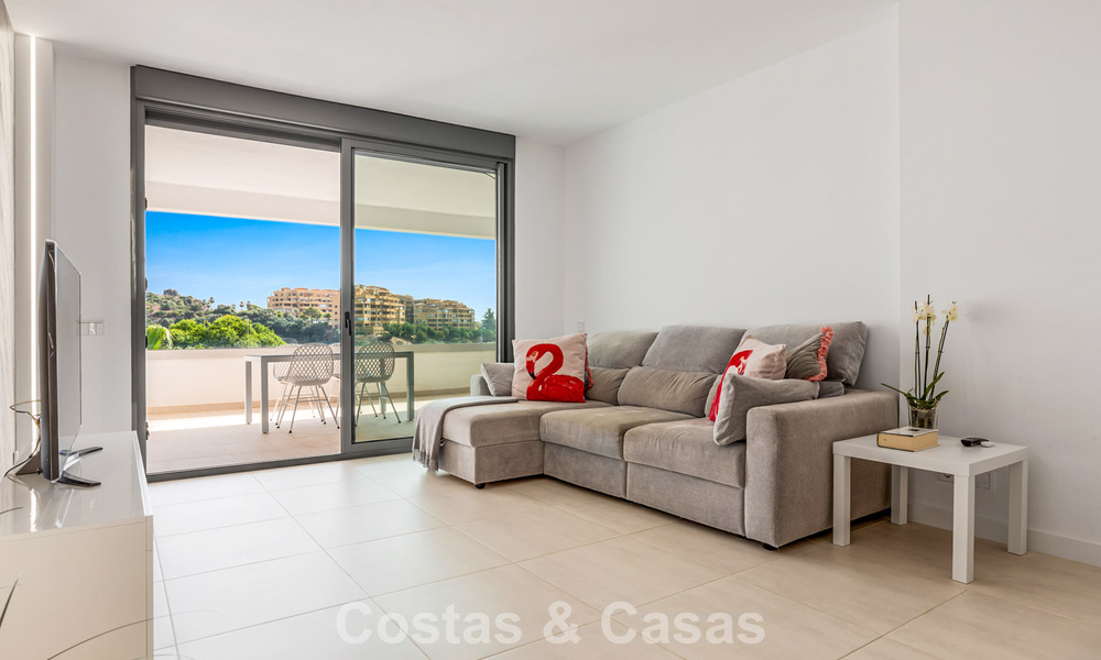 Apartamento contemporáneo listo para entrar a vivir en venta en la Nueva Milla de Oro, entre Marbella y Estepona 781964