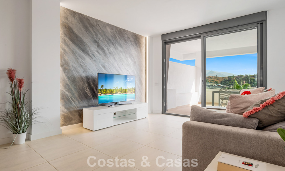 Apartamento contemporáneo listo para entrar a vivir en venta en la Nueva Milla de Oro, entre Marbella y Estepona 781965
