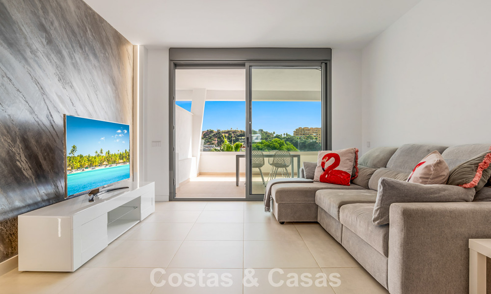 Apartamento contemporáneo listo para entrar a vivir en venta en la Nueva Milla de Oro, entre Marbella y Estepona 781966