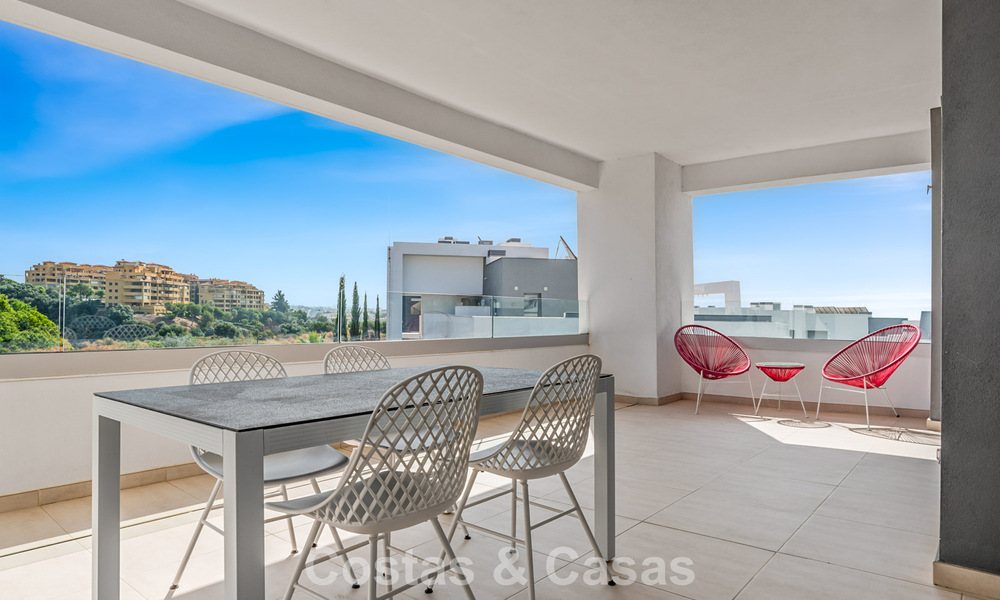 Apartamento contemporáneo listo para entrar a vivir en venta en la Nueva Milla de Oro, entre Marbella y Estepona 781967