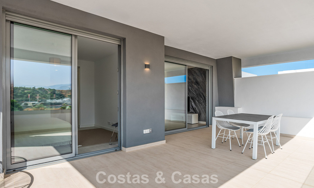 Apartamento contemporáneo listo para entrar a vivir en venta en la Nueva Milla de Oro, entre Marbella y Estepona 781968