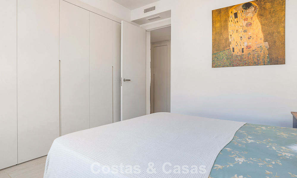 Apartamento contemporáneo listo para entrar a vivir en venta en la Nueva Milla de Oro, entre Marbella y Estepona 781972