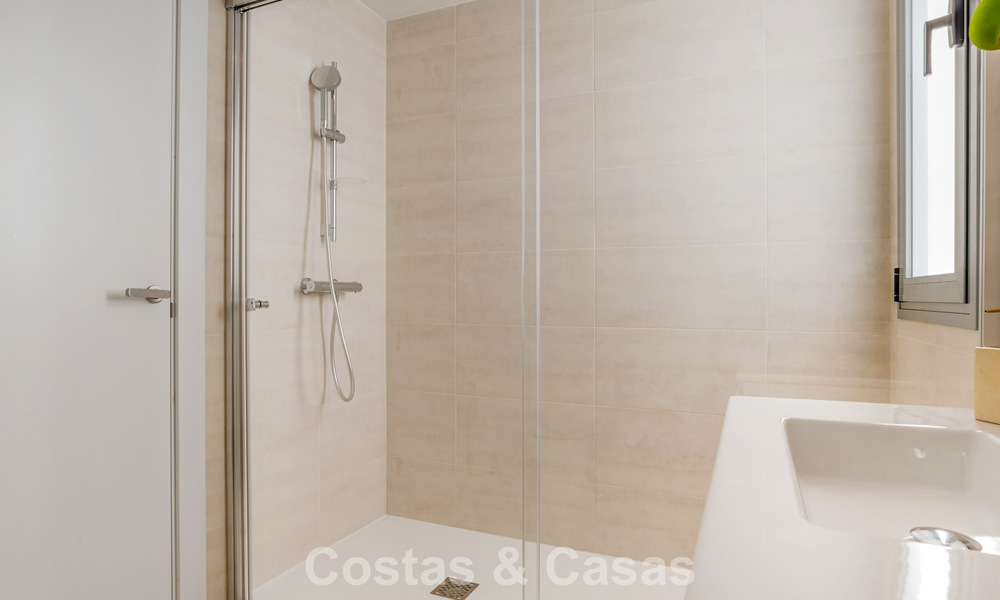 Apartamento contemporáneo listo para entrar a vivir en venta en la Nueva Milla de Oro, entre Marbella y Estepona 781974