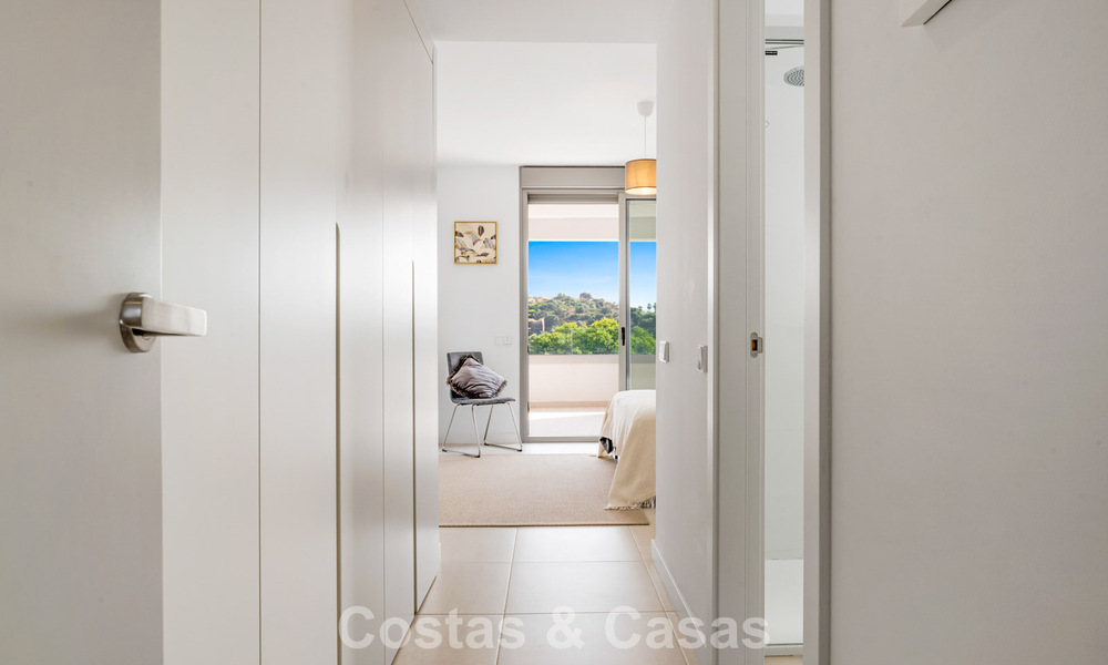 Apartamento contemporáneo listo para entrar a vivir en venta en la Nueva Milla de Oro, entre Marbella y Estepona 781975