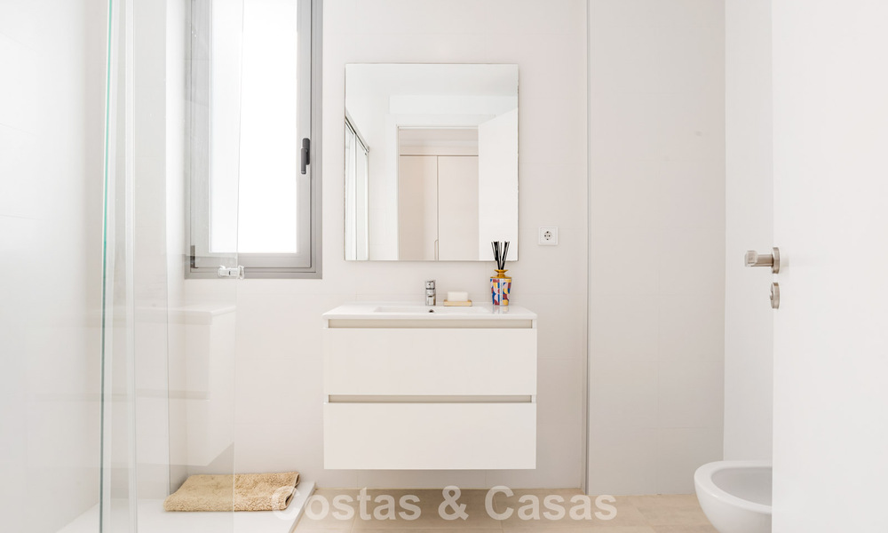 Apartamento contemporáneo listo para entrar a vivir en venta en la Nueva Milla de Oro, entre Marbella y Estepona 781976