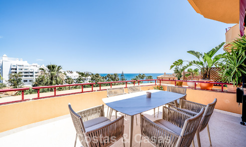 Apartamento listo para entrar a vivir con vistas al mar, en venta en un complejo en primera línea de playa, a un paso del centro de Estepona 782370
