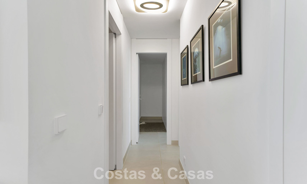 Apartamento de lujo con vistas a la montaña y al mar, en venta en un complejo con un estilo de vida vanguardista en Fuengirola, Costa del Sol 782092