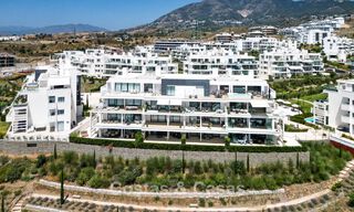 Apartamento de lujo con vistas a la montaña y al mar, en venta en un complejo con un estilo de vida vanguardista en Fuengirola, Costa del Sol 782093 
