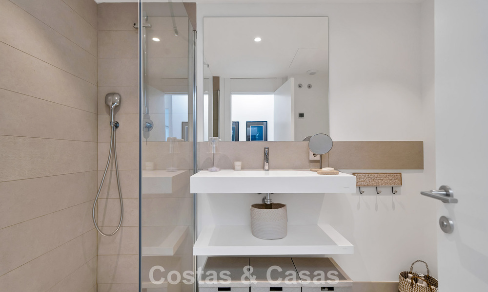 Apartamento de lujo con vistas a la montaña y al mar, en venta en un complejo con un estilo de vida vanguardista en Fuengirola, Costa del Sol 782094