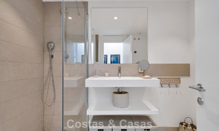 Apartamento de lujo con vistas a la montaña y al mar, en venta en un complejo con un estilo de vida vanguardista en Fuengirola, Costa del Sol 782094 