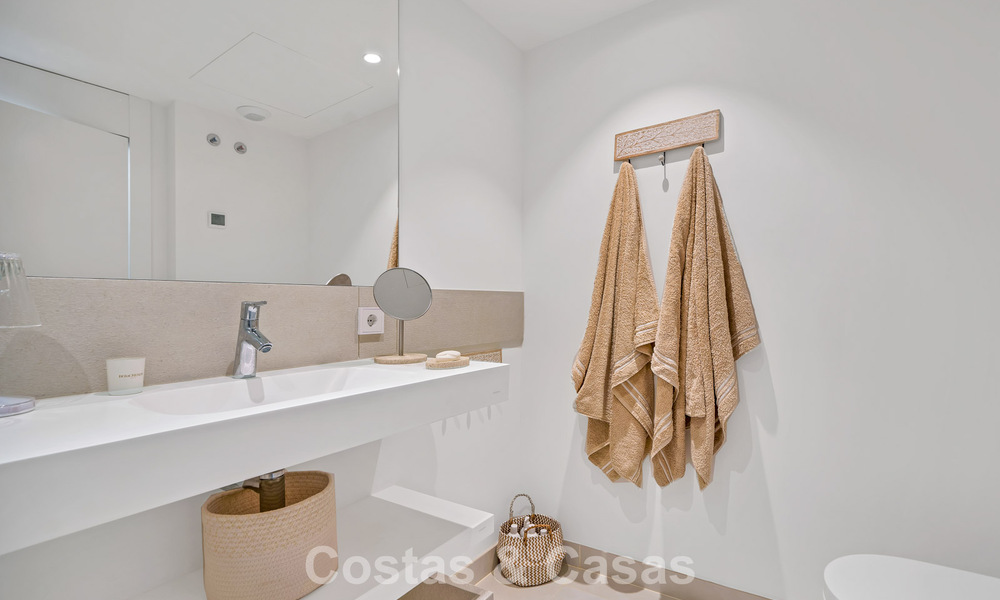 Apartamento de lujo con vistas a la montaña y al mar, en venta en un complejo con un estilo de vida vanguardista en Fuengirola, Costa del Sol 782095