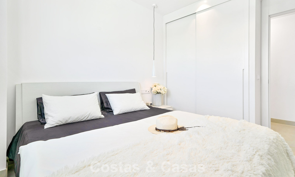 Apartamento de lujo con vistas a la montaña y al mar, en venta en un complejo con un estilo de vida vanguardista en Fuengirola, Costa del Sol 782097