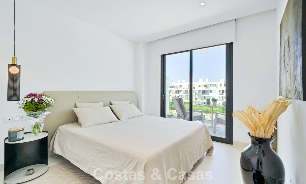 Apartamento de lujo con vistas a la montaña y al mar, en venta en un complejo con un estilo de vida vanguardista en Fuengirola, Costa del Sol 782099