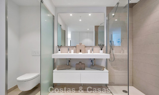Apartamento de lujo con vistas a la montaña y al mar, en venta en un complejo con un estilo de vida vanguardista en Fuengirola, Costa del Sol 782101 