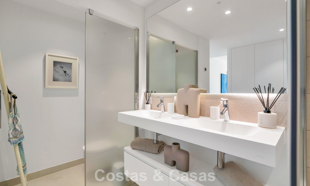 Apartamento de lujo con vistas a la montaña y al mar, en venta en un complejo con un estilo de vida vanguardista en Fuengirola, Costa del Sol 782102